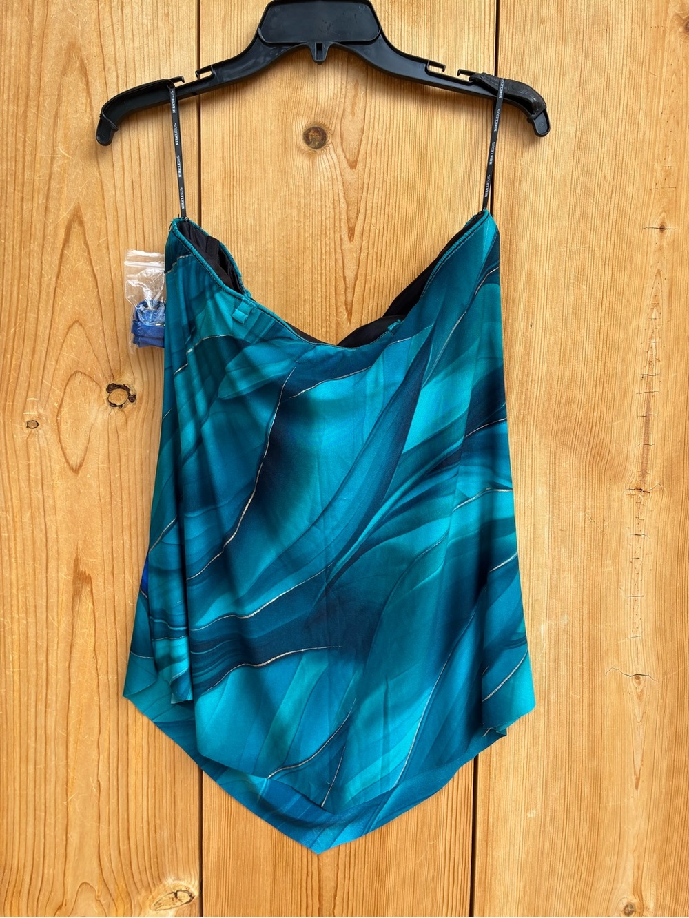 NWOT MIRACLESUIT Maldiva Straight Neck Underwire Hankini Swim Top
Size 12 - Picture 8 of 11